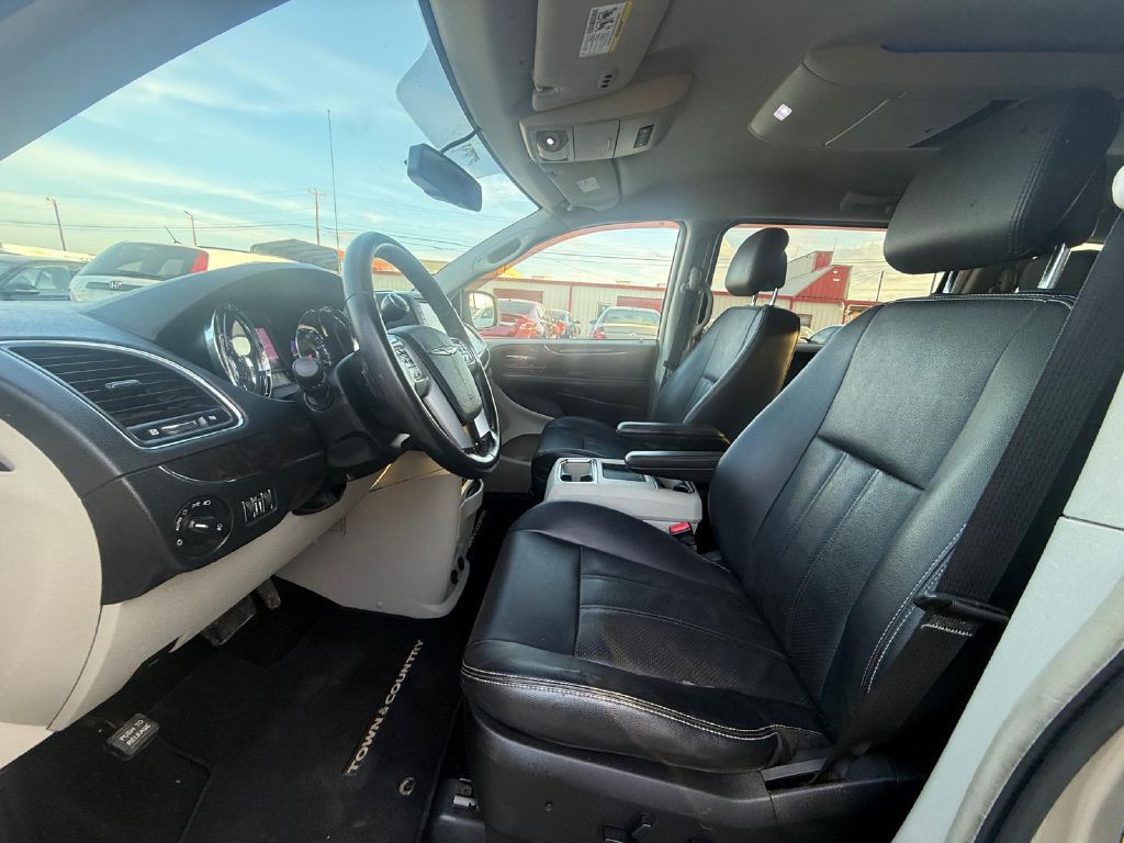 2012 Chrysler Town & Country Image 12