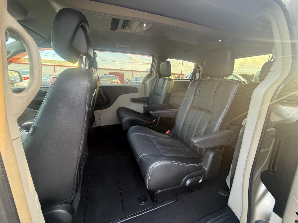 2012 Chrysler Town & Country Image 13