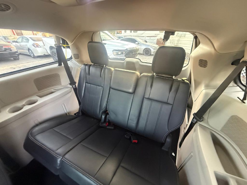 2012 Chrysler Town & Country Image 14