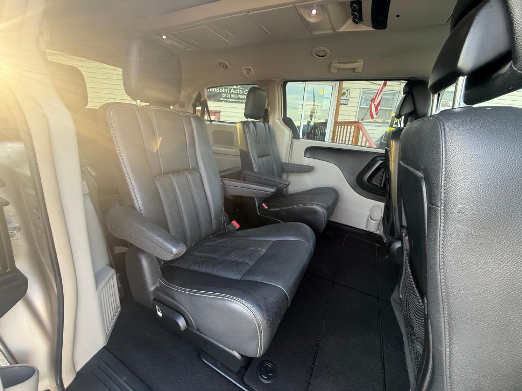 2012 Chrysler Town & Country Image 16