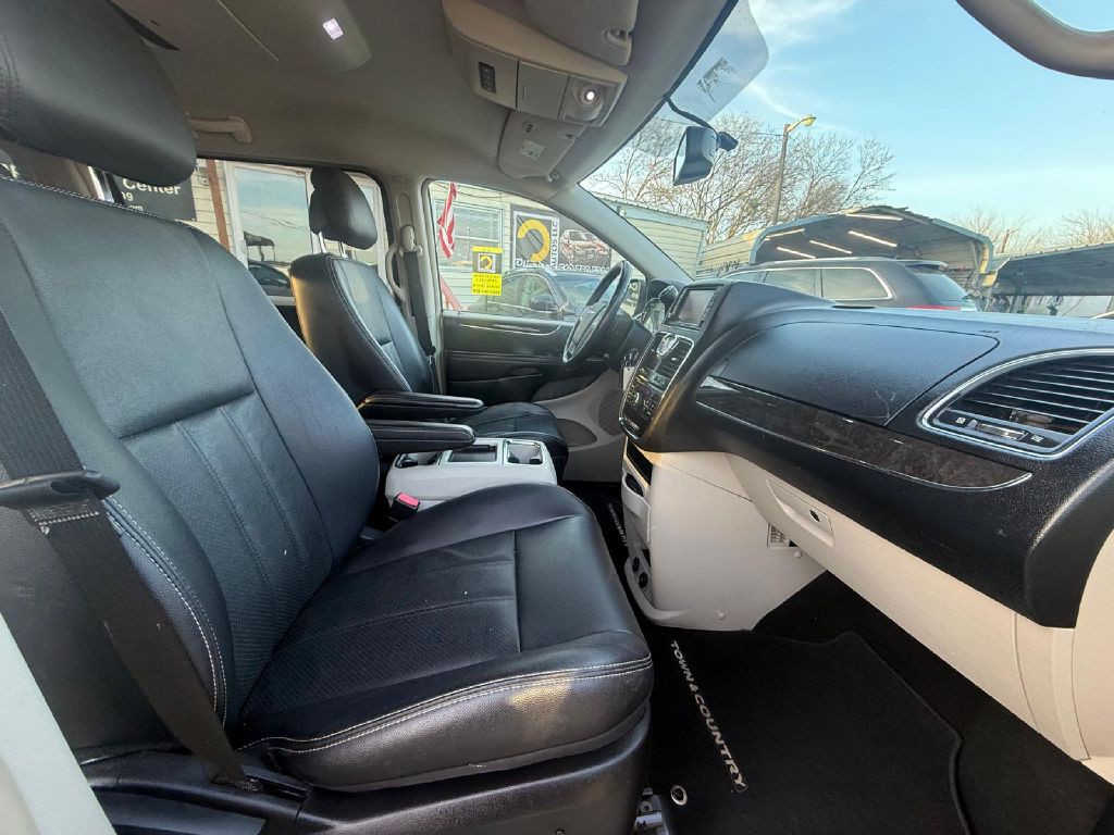 2012 Chrysler Town & Country Image 17