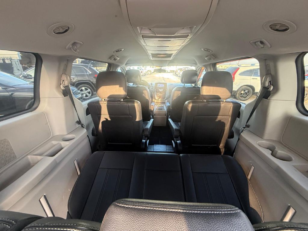 2012 Chrysler Town & Country Image 18