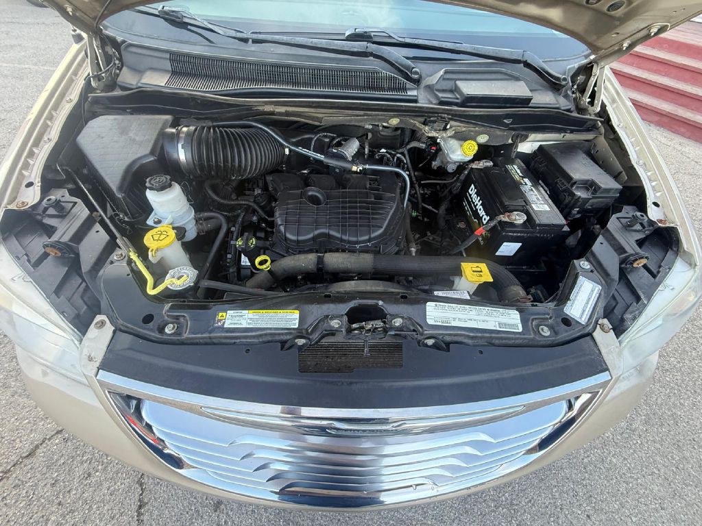 2012 Chrysler Town & Country Image 19