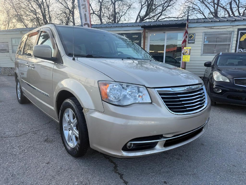2012 Chrysler Town & Country Image 2