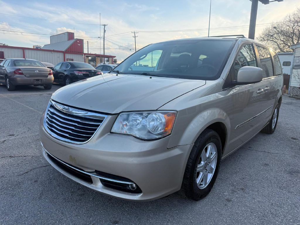 2012 Chrysler Town & Country Image 3