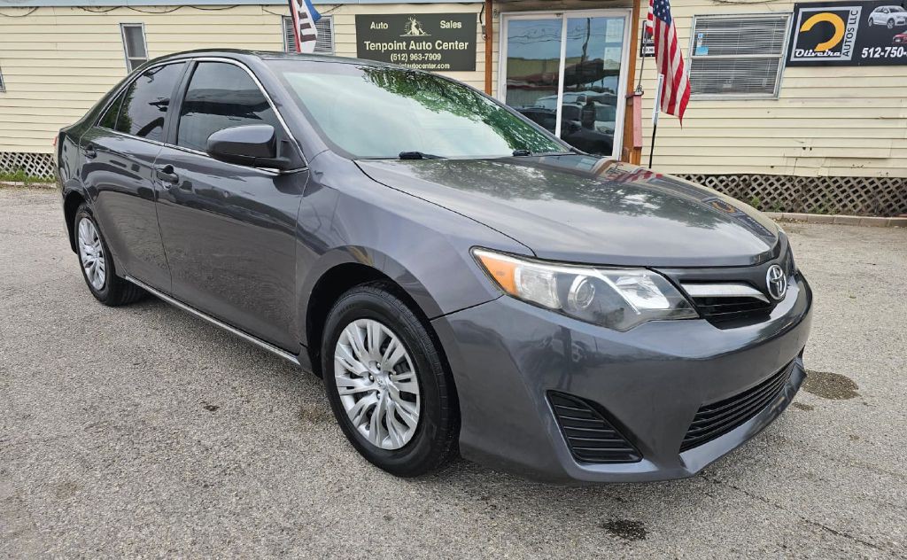 2013 Toyota Camry Image 2