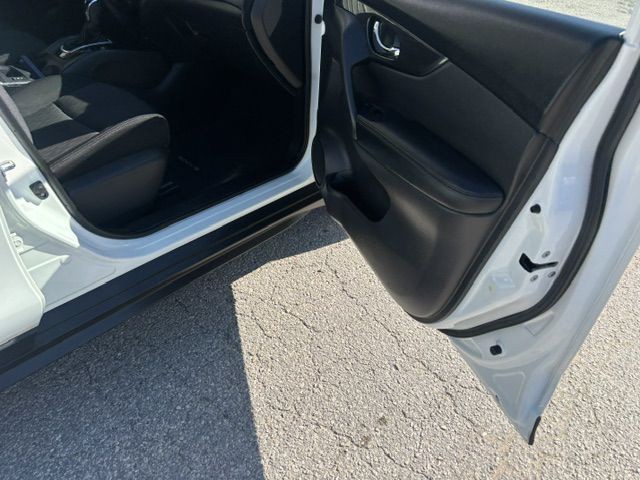2018 Nissan Rogue Image 11