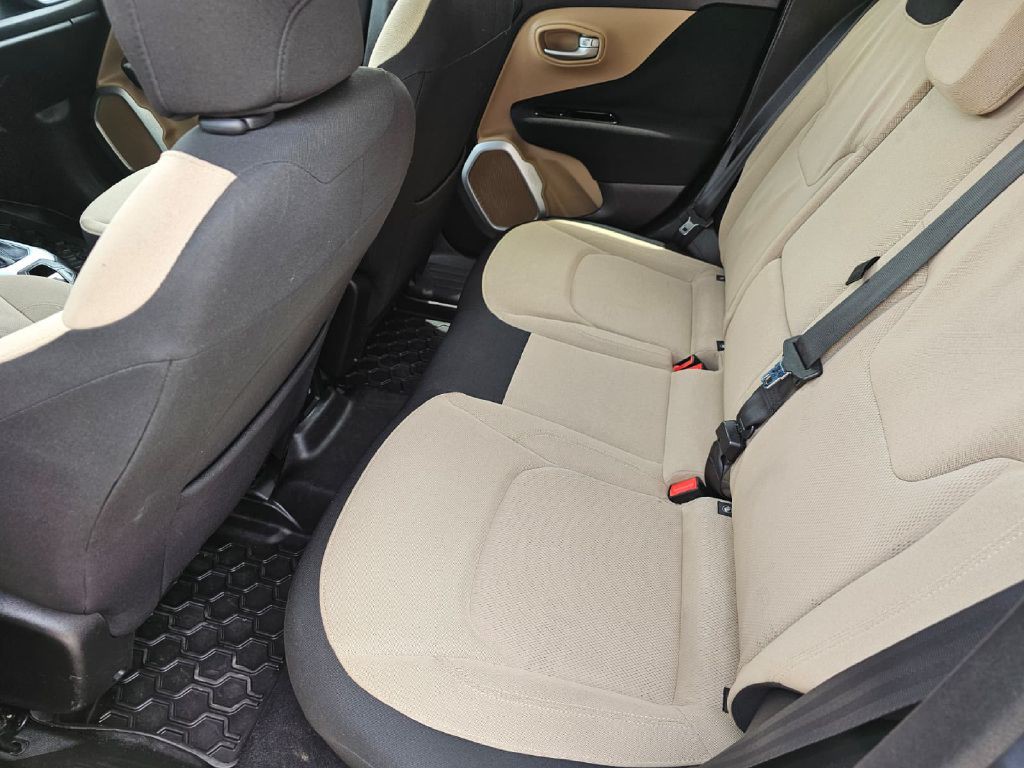 2015 Jeep Renegade Image 16