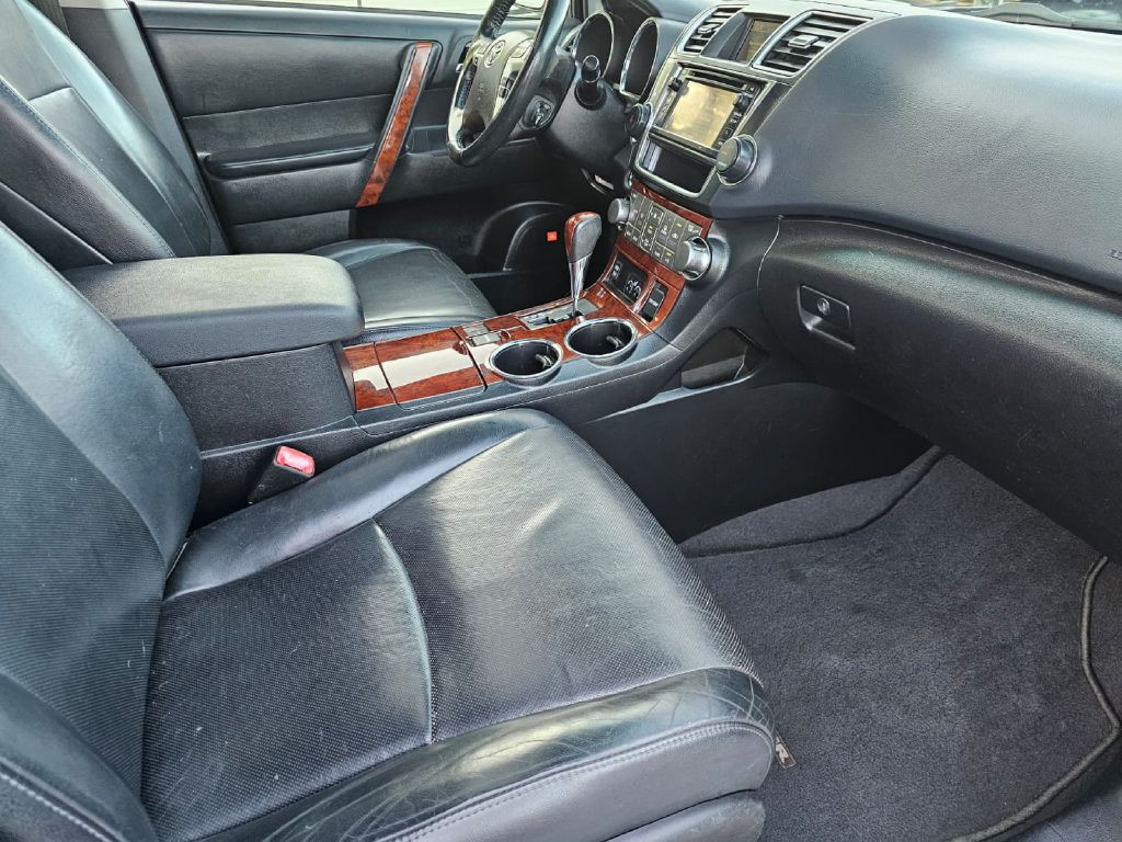 2013 Toyota Highlander Image 28