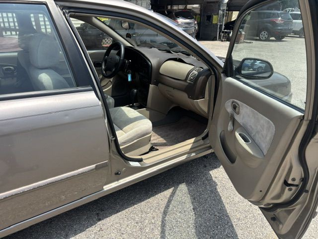 2004 Kia Spectra Image 11