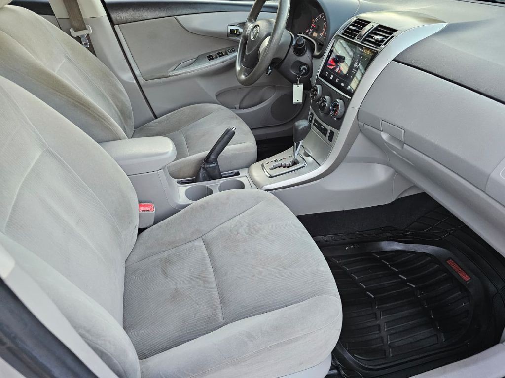 2013 Toyota Corolla Image 11