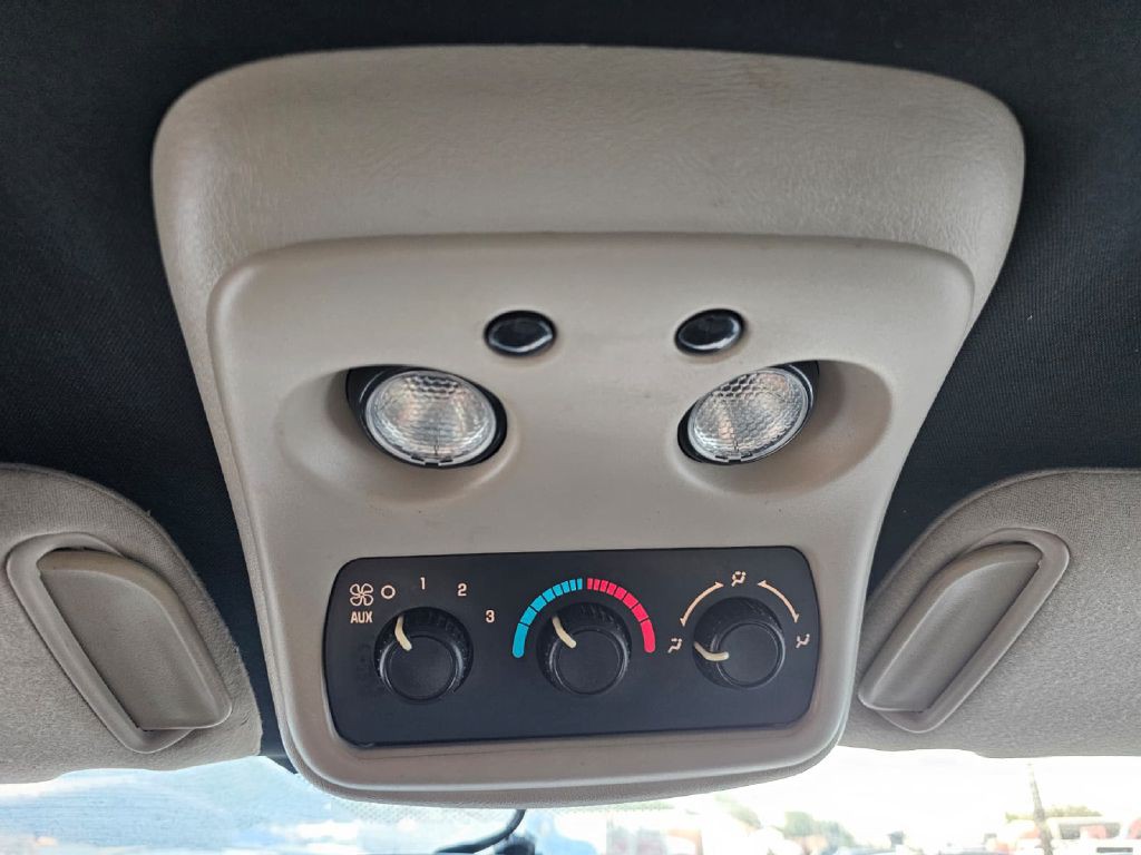 2005 Chevrolet Suburban Image 11