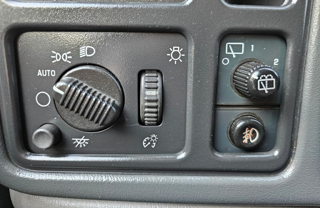 2005 Chevrolet Suburban Image 12