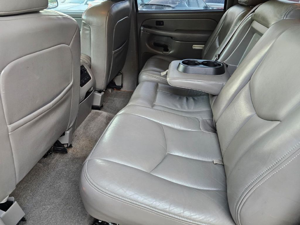 2005 Chevrolet Suburban Image 14