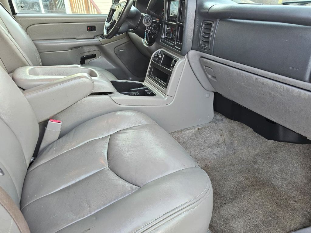 2005 Chevrolet Suburban Image 21