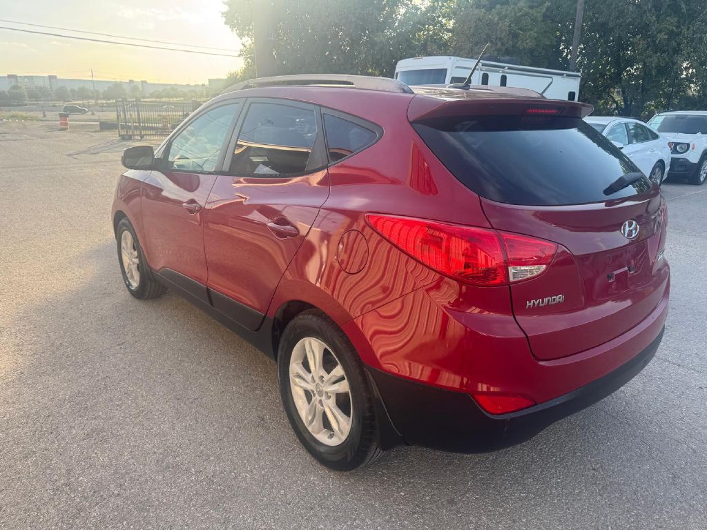 2011 Hyundai Tucson Image 2