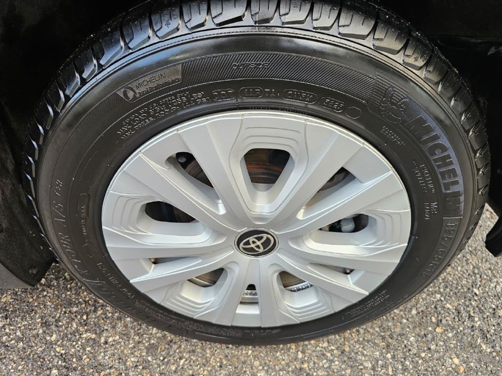 2019 Toyota Prius Image 16