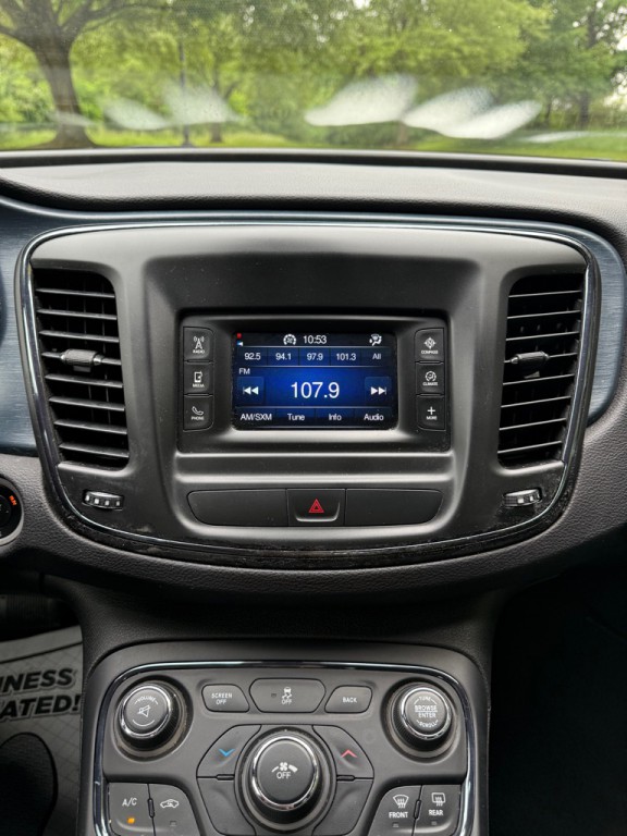 2015 Chrysler 200 Image 9