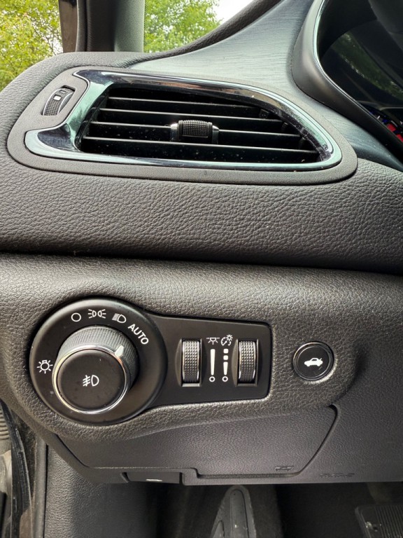 2015 Chrysler 200 Image 11