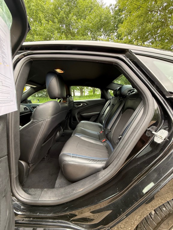 2015 Chrysler 200 Image 13