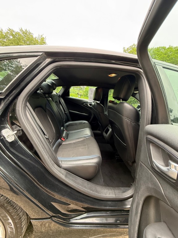 2015 Chrysler 200 Image 17