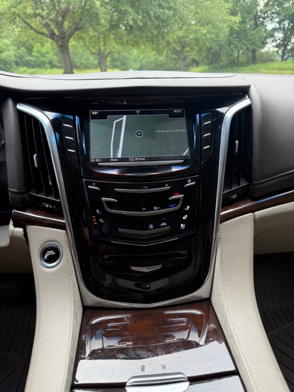 2017 Cadillac Escalade Image 8