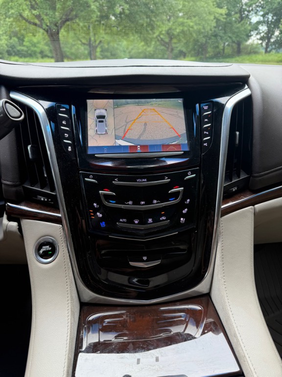 2017 Cadillac Escalade Image 9