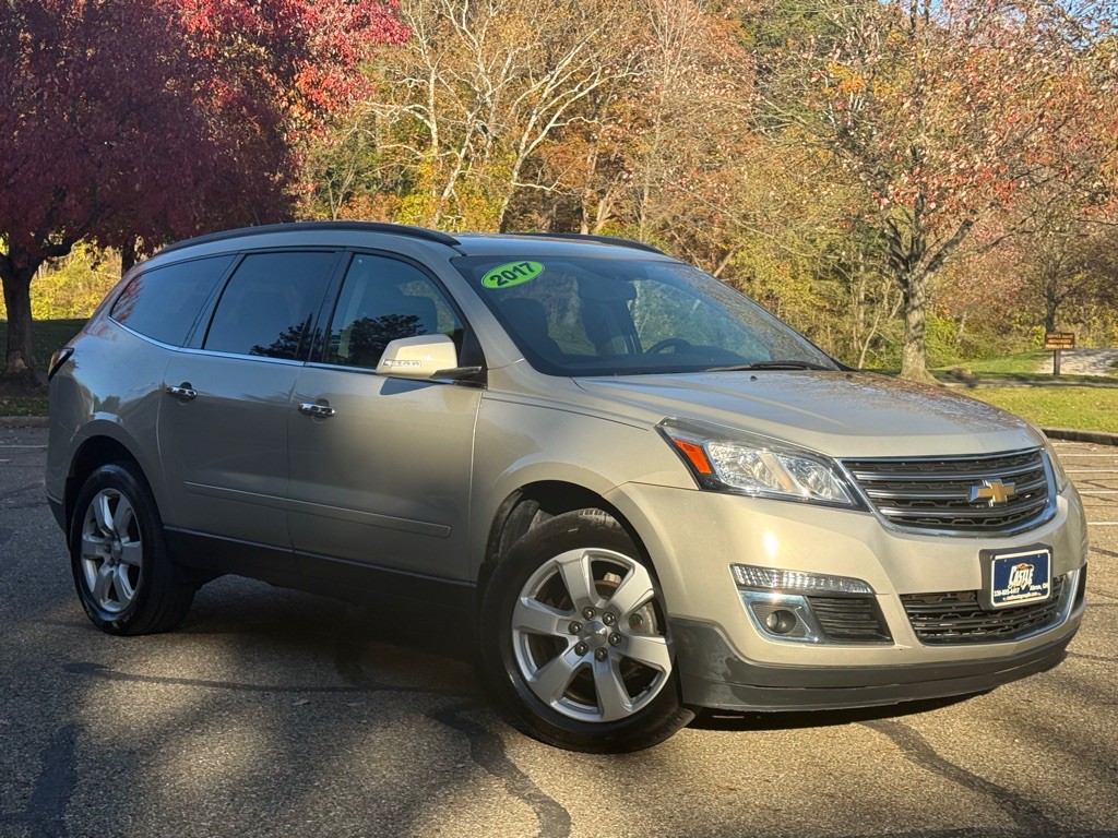 2017 Chevrolet Traverse Image 2