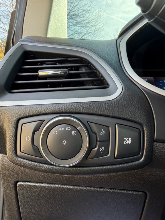 2020 Ford Edge Image 11