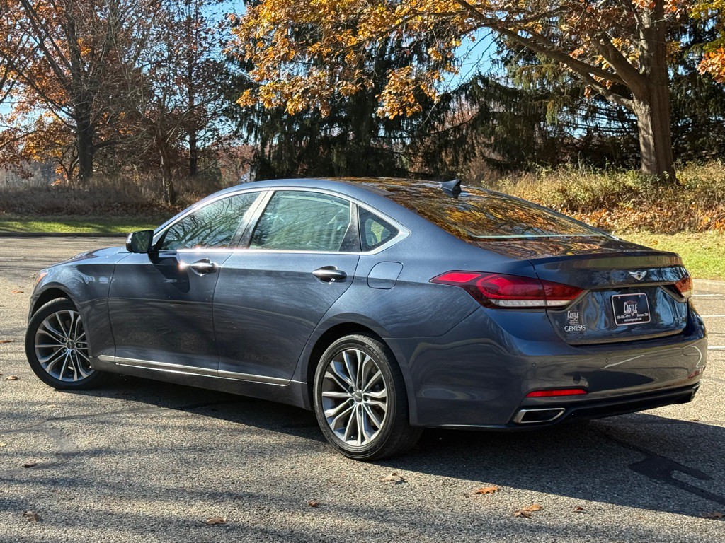 2015 Hyundai Genesis Image 2
