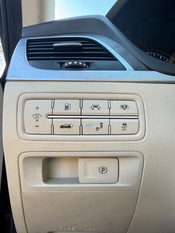 2015 Hyundai Genesis Image 13