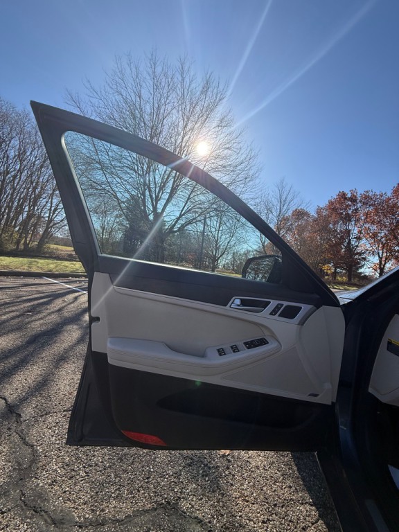 2015 Hyundai Genesis Image 14