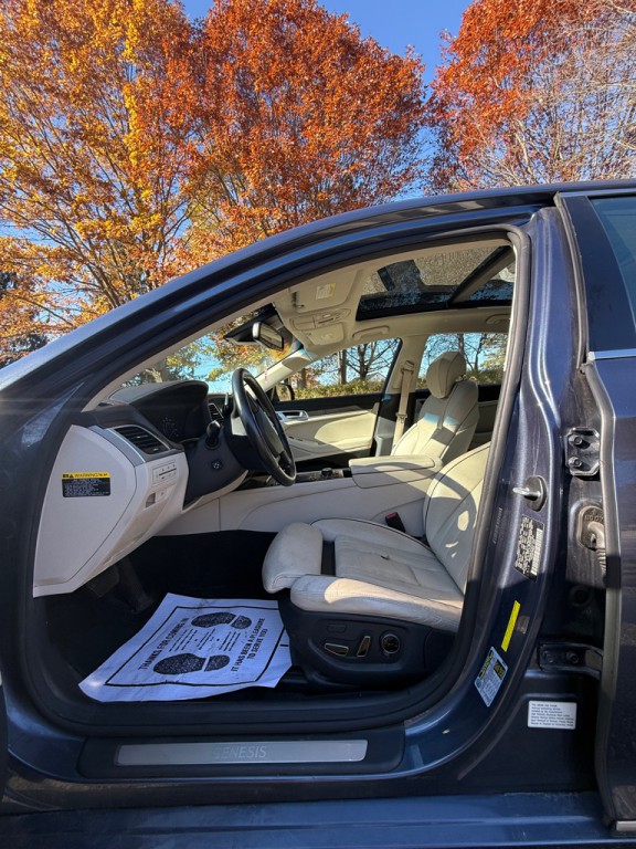 2015 Hyundai Genesis Image 15