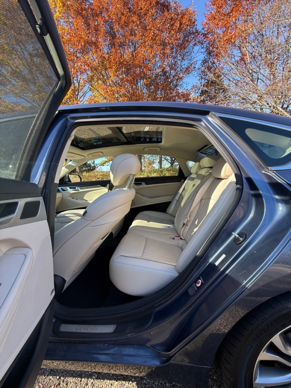 2015 Hyundai Genesis Image 16