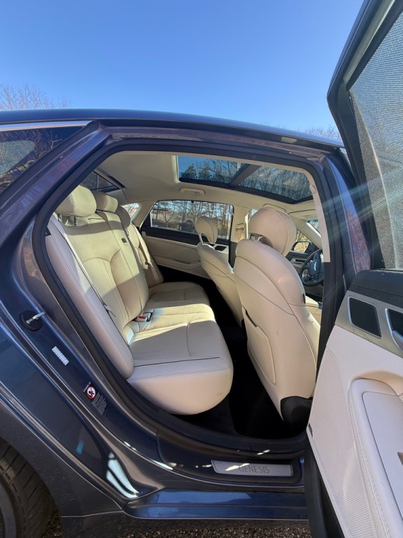 2015 Hyundai Genesis Image 20