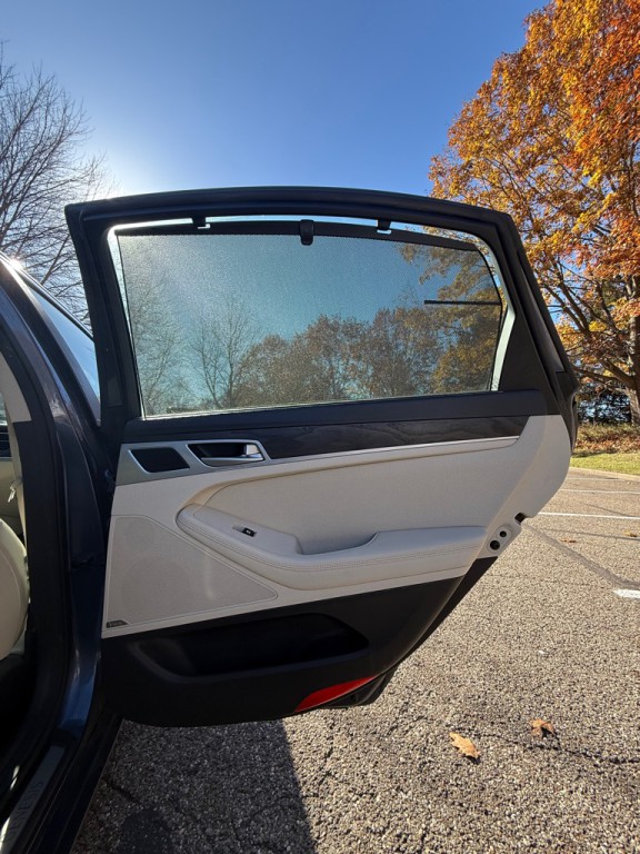 2015 Hyundai Genesis Image 21