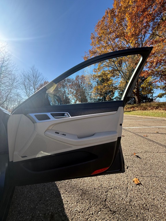 2015 Hyundai Genesis Image 24