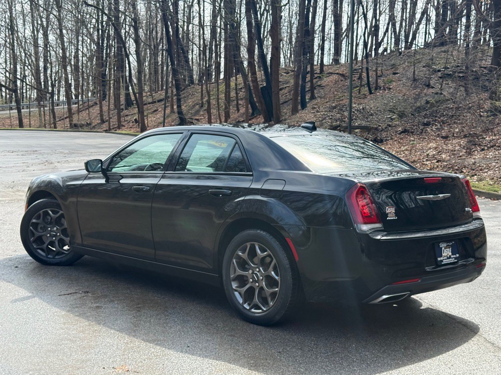 2015 Chrysler 300 Image 4