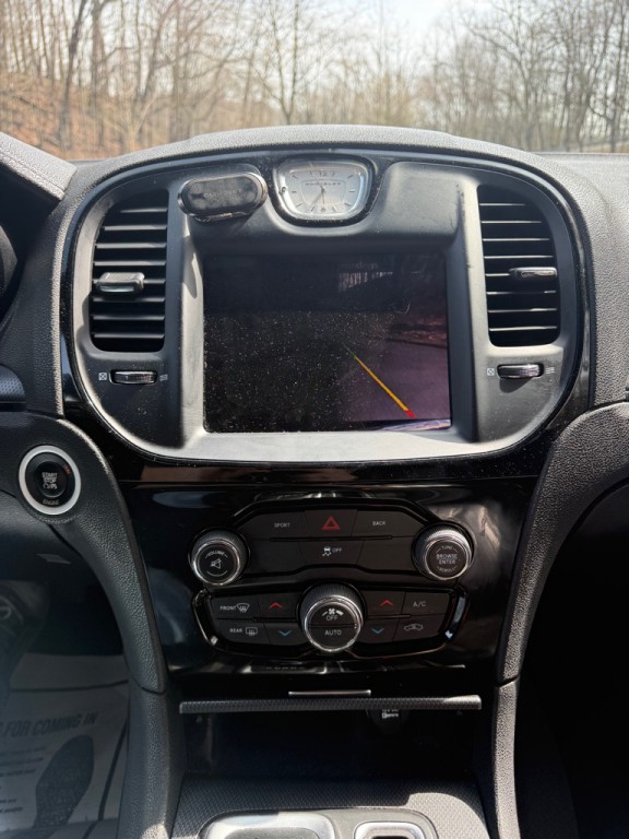 2015 Chrysler 300 Image 7