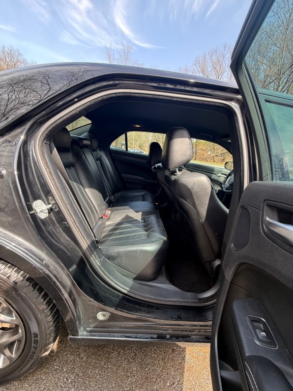 2015 Chrysler 300 Image 16