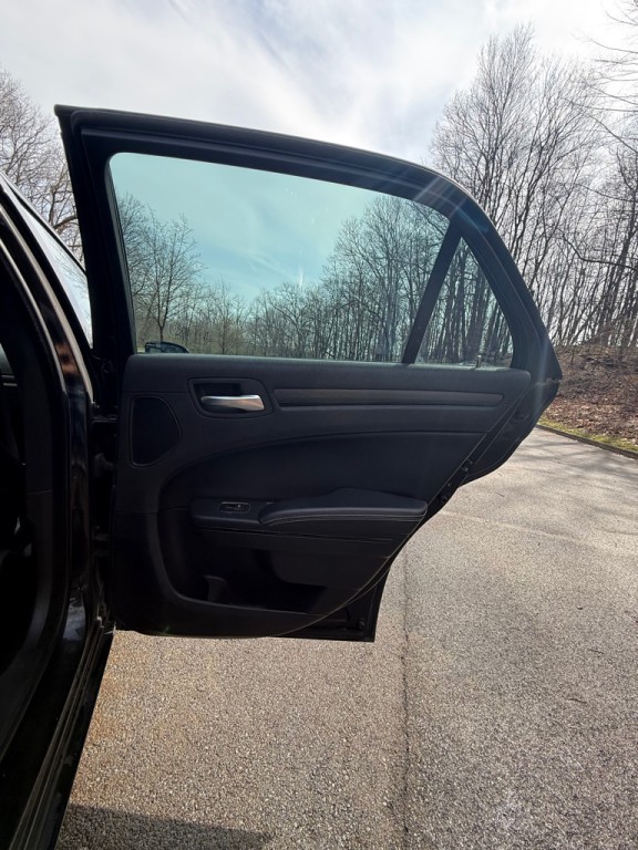 2015 Chrysler 300 Image 17