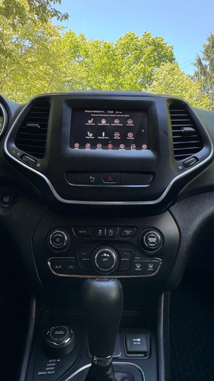 2019 Jeep Cherokee Image 10