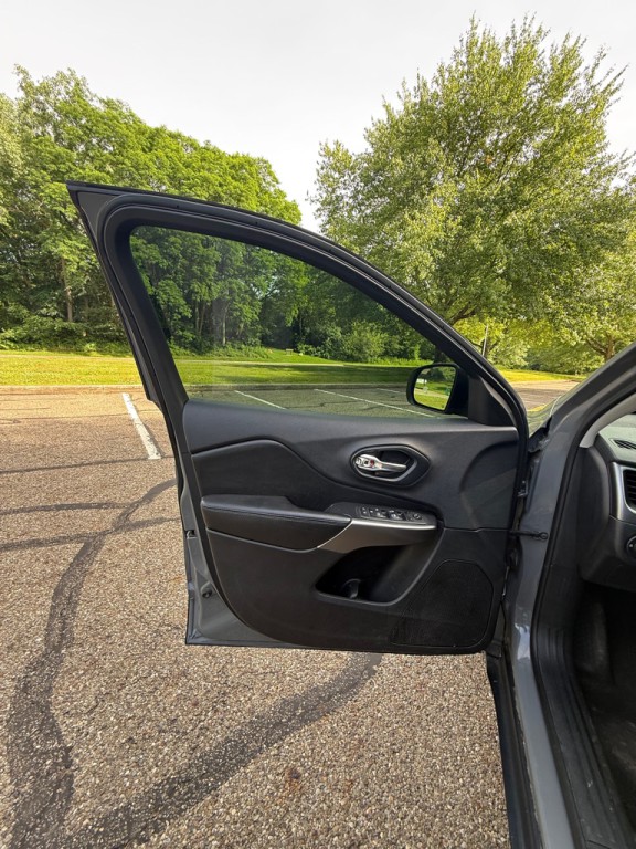 2019 Jeep Cherokee Image 12