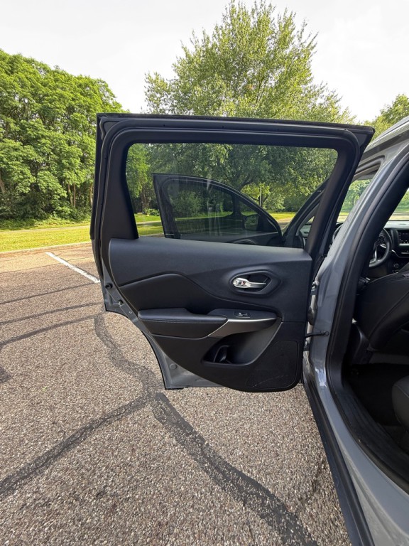 2019 Jeep Cherokee Image 13