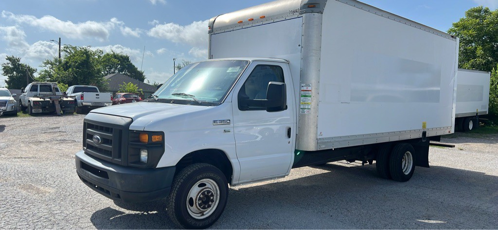 2017 Ford Econoline Image 1