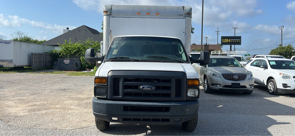 2017 Ford Econoline Image 2