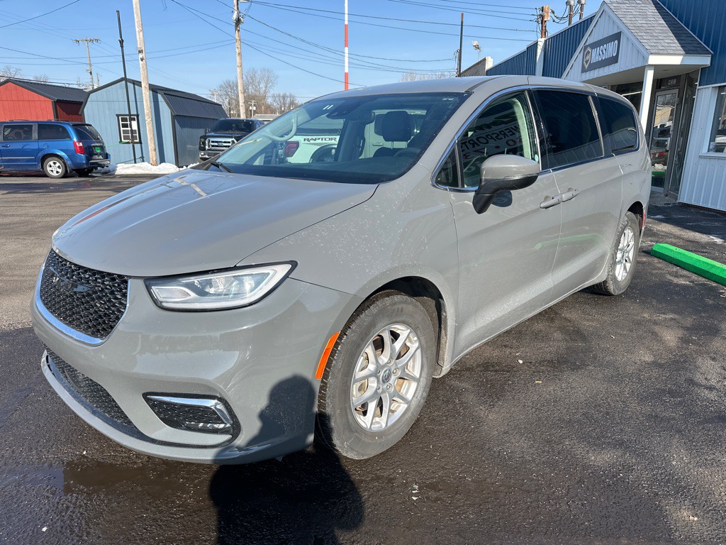 2023 Chrysler Pacifica Image 3