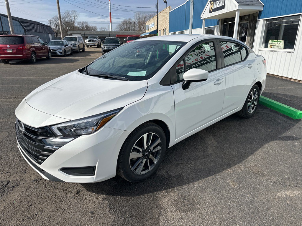 2025 Nissan Versa Image 3