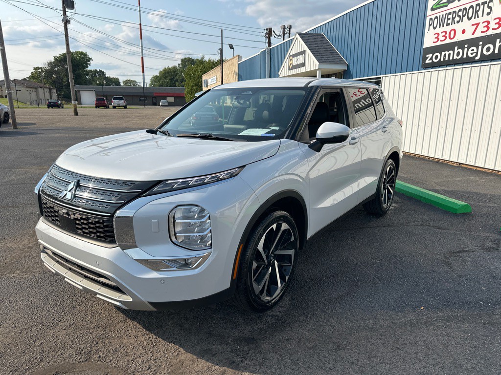 2024 Mitsubishi Outlander Image 3
