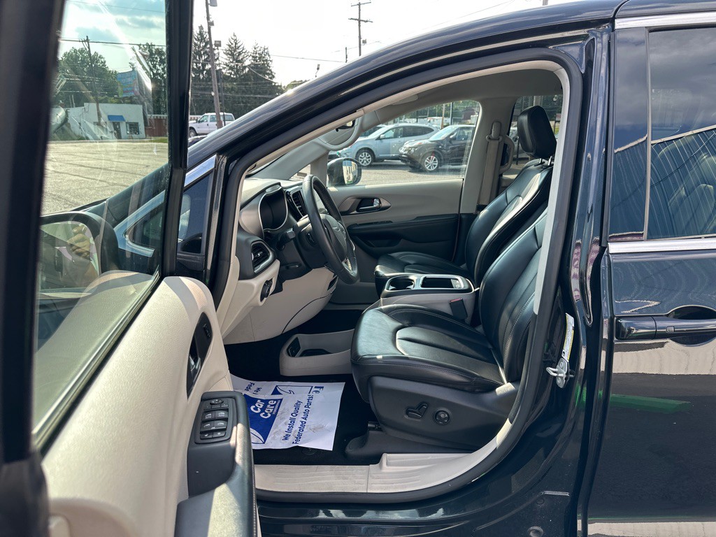 2023 Chrysler Pacifica Image 9
